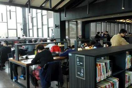 武汉男孩爆料学校视频,揭露校园内幕引发关注  第1张